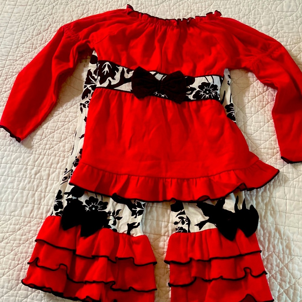 Adorable boutique outfit size 2/3T.